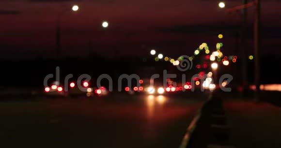 立交桥散焦通勤车夜间交通视频的预览图