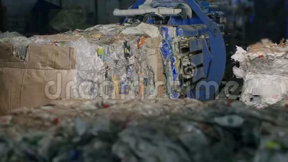 压纸板塑料瓶和家用废物或垃圾的机器视频的预览图