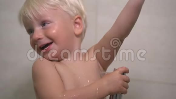 一个两岁的男孩洗澡视频的预览图