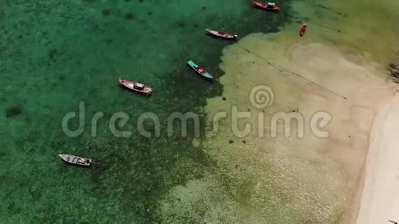 礁石附近的渔船美丽的海景渔船漂浮在蔚蓝的海水上靠近雄伟的珊瑚礁视频的预览图
