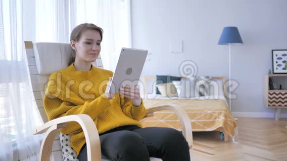 中老年妇女平板电脑在线视频聊天视频的预览图