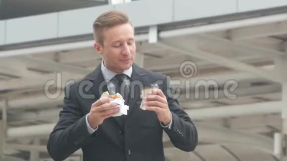 早上在空中散步的商务男士带着咖啡杯和汉堡包视频的预览图