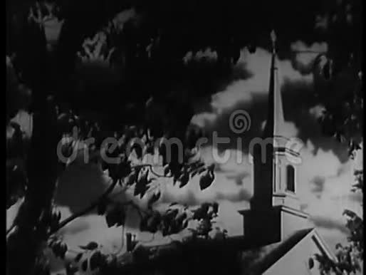 教堂尖塔从树后的视角视频的预览图