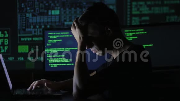 疲惫的年轻程序员在数据中心的一台电脑上工作的画像里面装满了显示屏视频的预览图