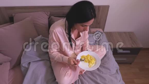 女人在床上吃饭视频的预览图
