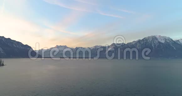 以日内瓦湖和瑞士阿尔卑斯山为背景的蒙特勒湖鸟瞰图视频的预览图