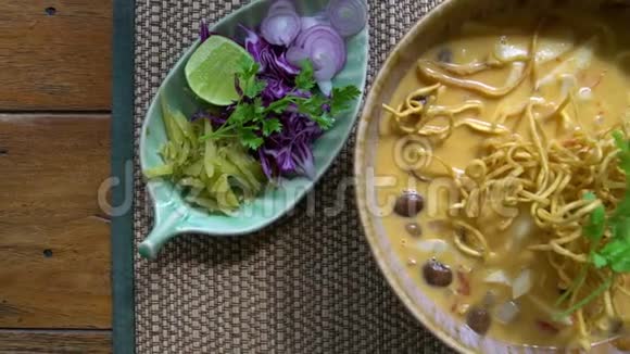 传统兰纳风格的酥面汤的顶级景观正宗诺森泰国菜视频的预览图