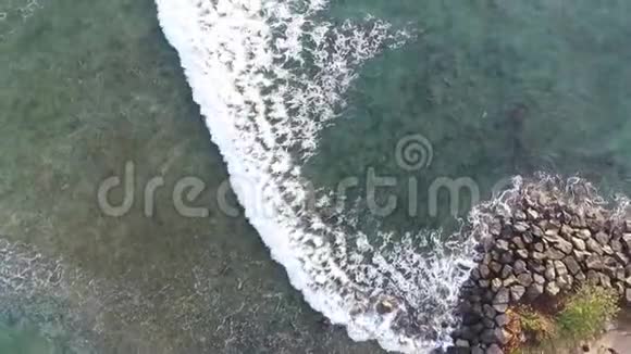 无人驾驶飞机在斯里兰卡的海浪视频的预览图