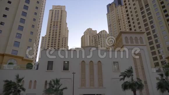 迪拜码头的东方建筑和现代摩天大楼视频的预览图