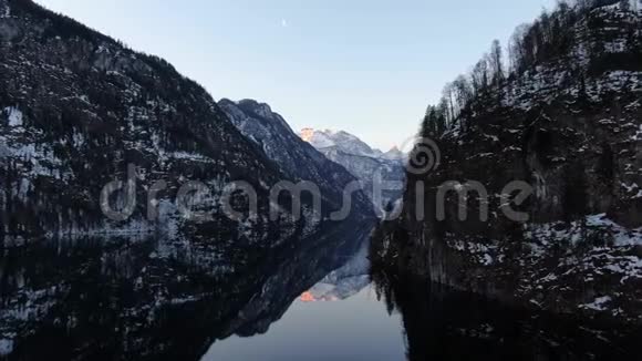 Konigssee湖的空中镜头有山的倒影4k视频的预览图
