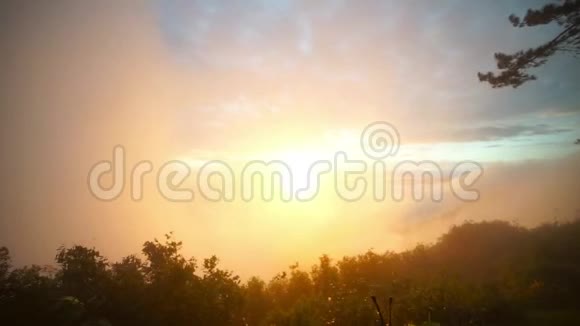 泰国冬季云山日出视频的预览图