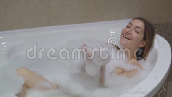 美女洗澡时玩泡泡视频的预览图