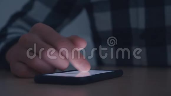 人手手指滚动智能手机在黑暗中视频的预览图