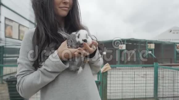 女人抱着一只兔子视频的预览图