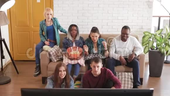 多民族朋友聚在一起玩游戏机视频的预览图
