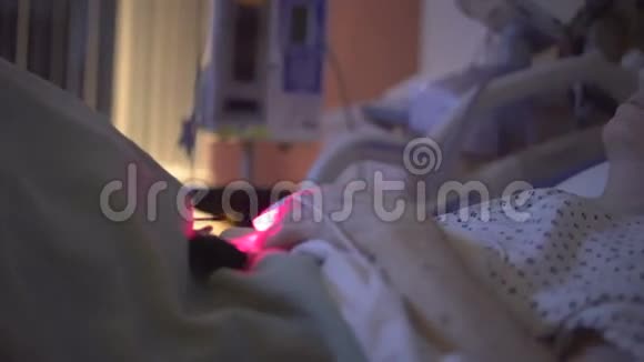 可怜的垂死病人住院了视频的预览图