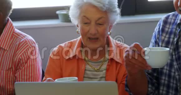 护士端茶资深朋友用笔记本电脑4k视频的预览图