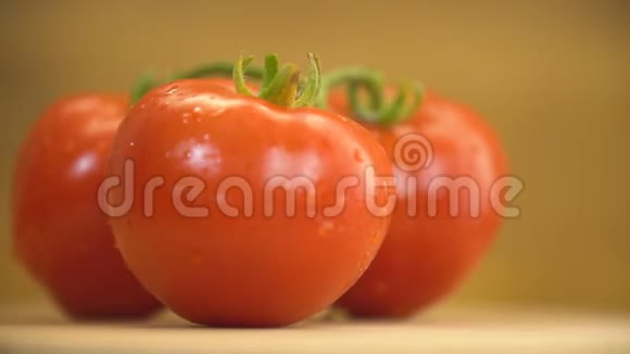 西红柿在木桌上旋转视频的预览图