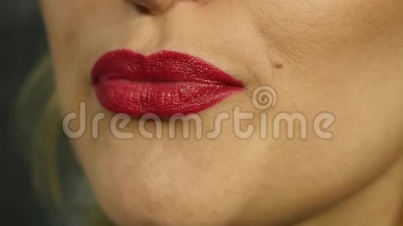 嘴唇贴得很紧女人用一种诱人的姿态撅着嘴唇慢动作视频的预览图