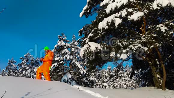 男子带着相机在户外拍摄冬季雪景视频的预览图