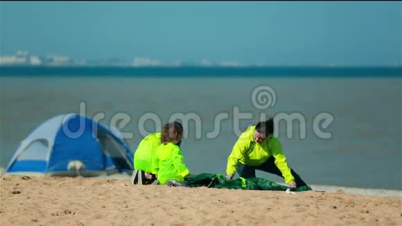 带帐篷的家庭海滩之旅视频的预览图