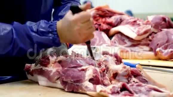 肉厂正在准备鲜肉送到商店视频的预览图
