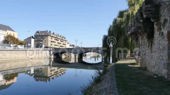 法国勒芒萨特河上一座桥的反射视频的预览图
