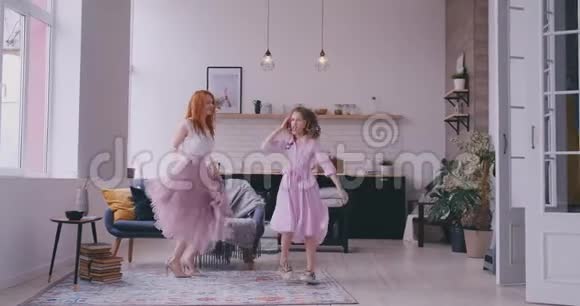 妈妈和女儿在房间里跳舞视频的预览图