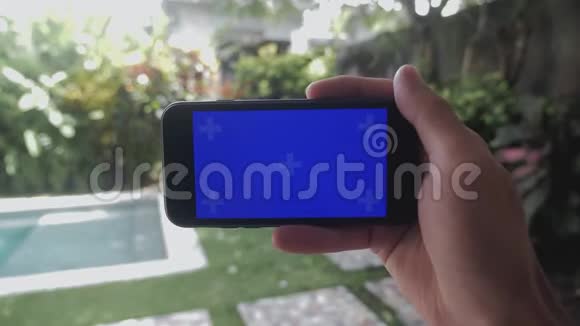 院子里户外智能手机男性手触摸特写蓝屏Chroma键视频的预览图