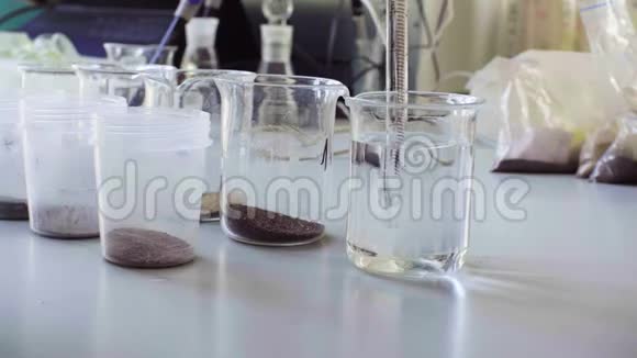 土壤中化学烧杯中的水视频的预览图