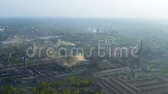 城市的天际线从城市建筑上方的植物管道的烟雾视频的预览图