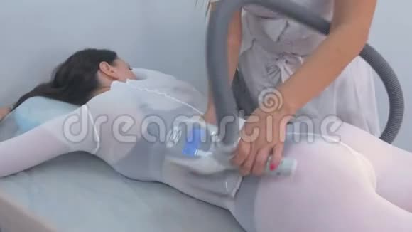 美容师让一个女人穿着尼龙西装lpg按摩屁股腿身体视频的预览图