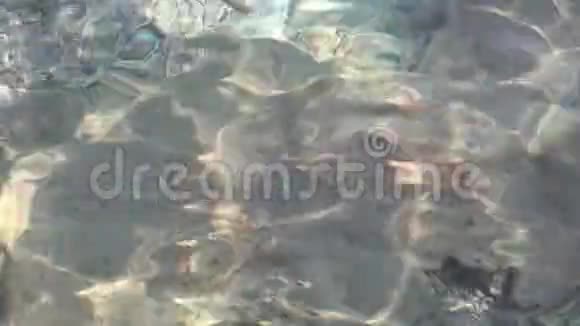 清澈的亚得里亚海表面的涟漪视频的预览图