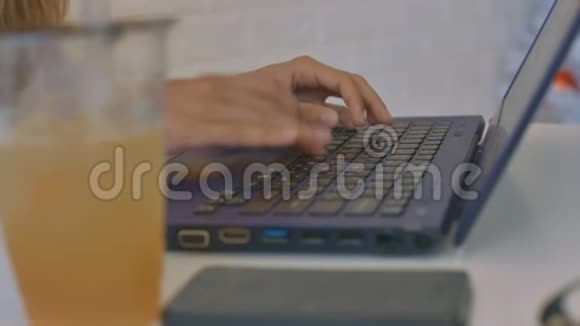 桌面果汁上的宏女手文字视频的预览图