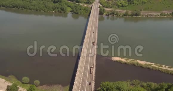 俯视河上公路桥工业废物在水中环境污染的概念两条汇流视频的预览图
