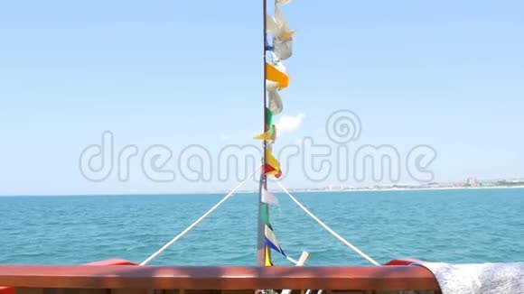 这艘船的一个详细甲板船桅杆和信号旗视频的预览图