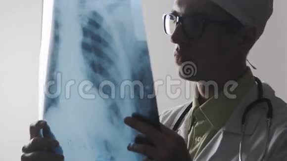 医生正在研究X光这位医务工作者作出了很好的诊断视频的预览图
