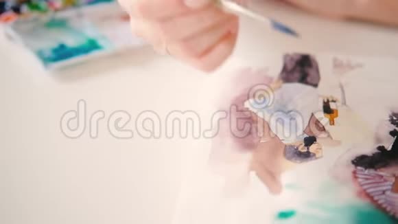 艺术家绘画水彩艺术作品手工素描本视频的预览图