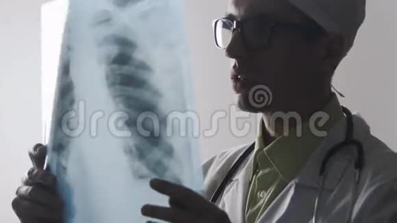 医生正在研究X光一个医务工作者诊断不好视频的预览图