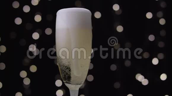 香槟酒从玻璃杯边缘喷出白色泡沫波基背景视频的预览图