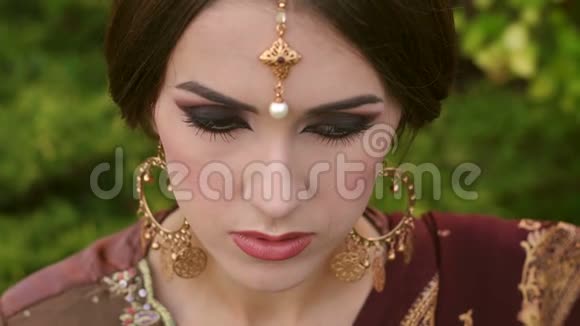 印度传统珠宝中女孩的特写视频的预览图