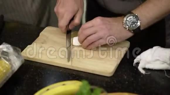 烹饪切割果酱视频的预览图