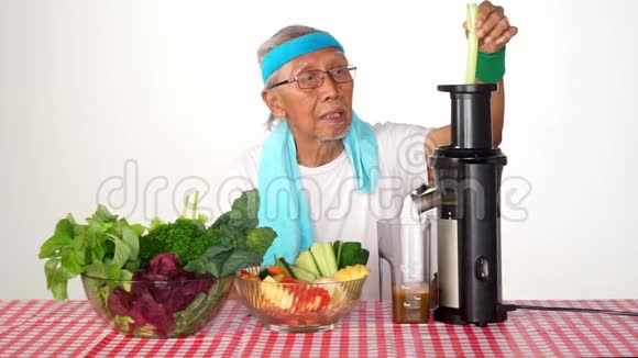 老人做蔬菜汁视频的预览图
