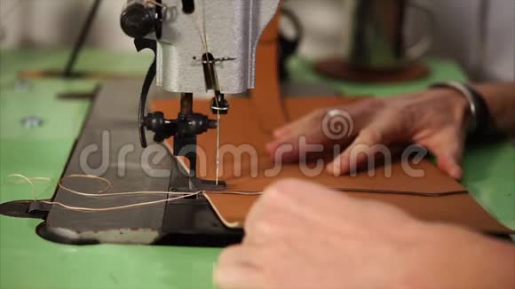 用缝纫机人的手合拍视频的预览图