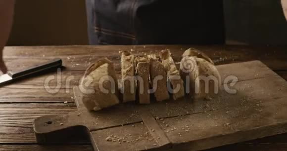 一个软面包面包师扔在砧板上视频的预览图