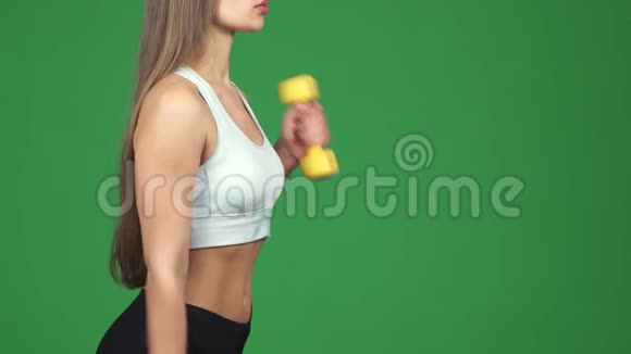 一位身材健美腹肌发达的女运动员的截短镜头视频的预览图