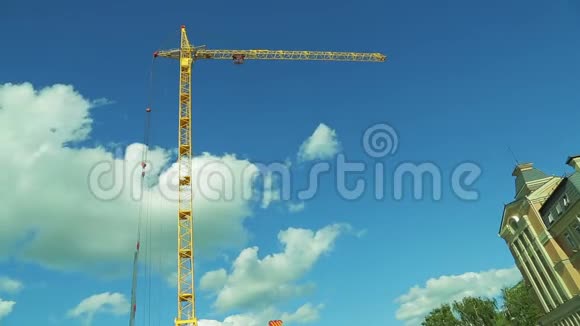 一台施工塔吊顶着一片蓝天白云移动时间跨度视频的预览图