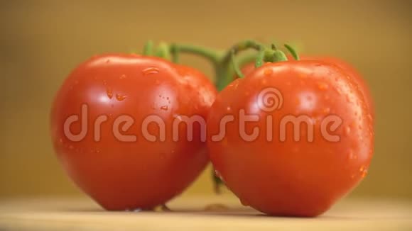西红柿在木桌上旋转视频的预览图