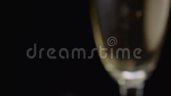 服务员用起泡香槟做一杯黑色背景关门视频的预览图