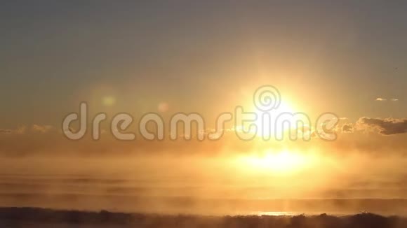 日出期间黑海多雾水域详情视频的预览图